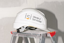 Aplicación de la identidad de isi Obras y Servicios en ropa laboral 