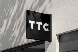 Rótulo exterior con el logotipo de TTC aplicado a la señalización de la empresa