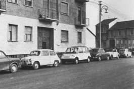 El HfG Dreirädriges Kleintaxi estacionado en una calle de Ulm durante las pruebas del prototipo